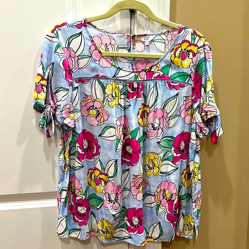 Sweet CROWN & IVY Women’s Top